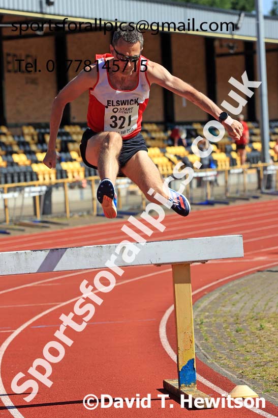 Mens 3000 metres steeplechase, 2024 NE Masters Track and Field Champs., Monkton Stadium, Jarrow.  Photo: David T. Hewitson/Sports for All Pics